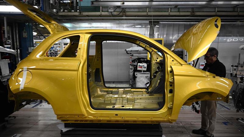 La Ue fa retromarcia (parziale) sul Green new deal: salta lo stop ai motori endotermici dal 2035. Stellantis polemica: “Primo passo, ma non è sufficiente”