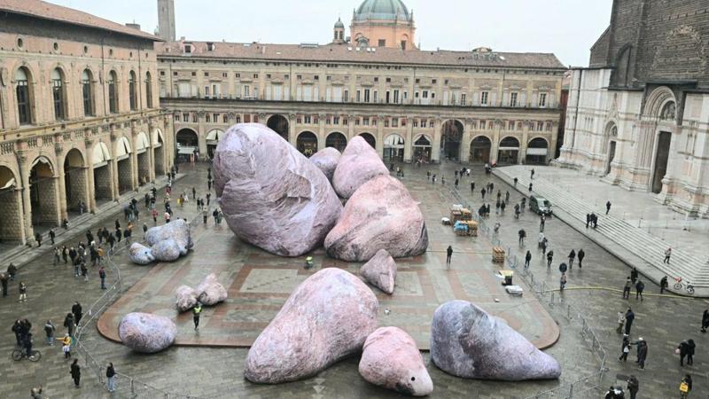 Megaliti in piazza Maggiore, il primicerio approva: “Iniziativa simpatica”. E sul web sono i ‘masagni’ /