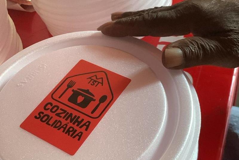 Movimentos distribuem marmitas no RJ após vereadora pedir que população não doe comida