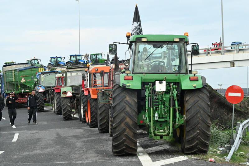 Η φον ντερ Λάιεν μπροστά, ο Μητσοτάκης από πίσω κόντρα στα μπλόκα των αγροτών