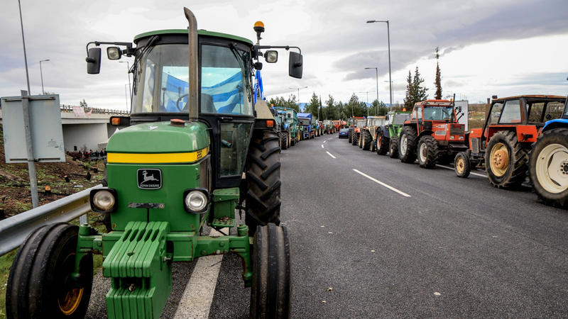 Κλείσε κι εσύ μία εθνική οδό, μπορείς... Κλείσε κι εσύ μία εθνική οδό, μπορείς...