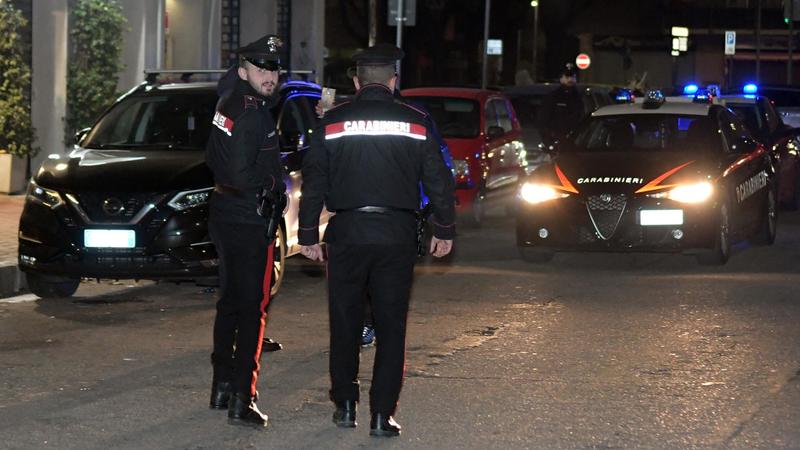 Milano, preso a bastonate e accoltellato per rubargli il portafogli: 21enne grave in ospedale