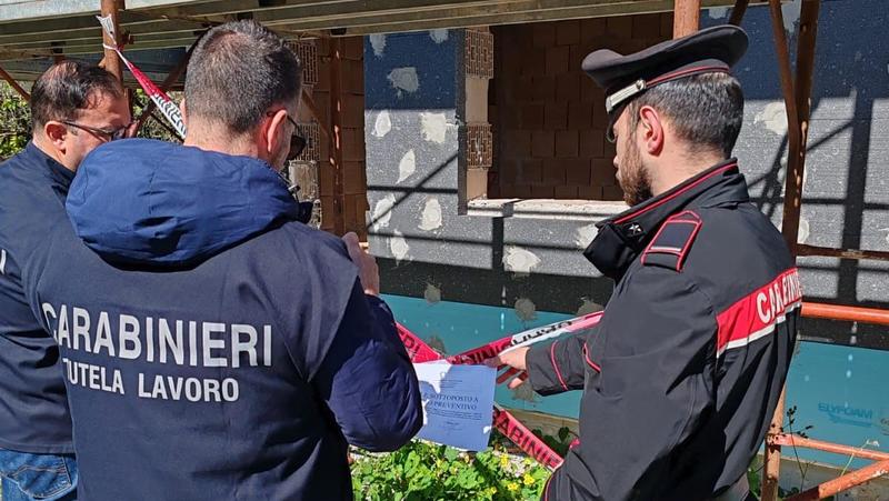 ‘Caporalato’ al lavaggio auto, dipendenti pagati 2,6 euro l’ora. E uno di loro preso a schiaffi