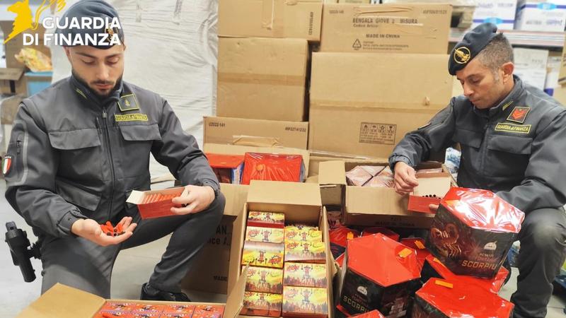 Sequestrate 4,5 tonnellate di fuochi d’artificio stoccati senza sicurezza: 10 denunce