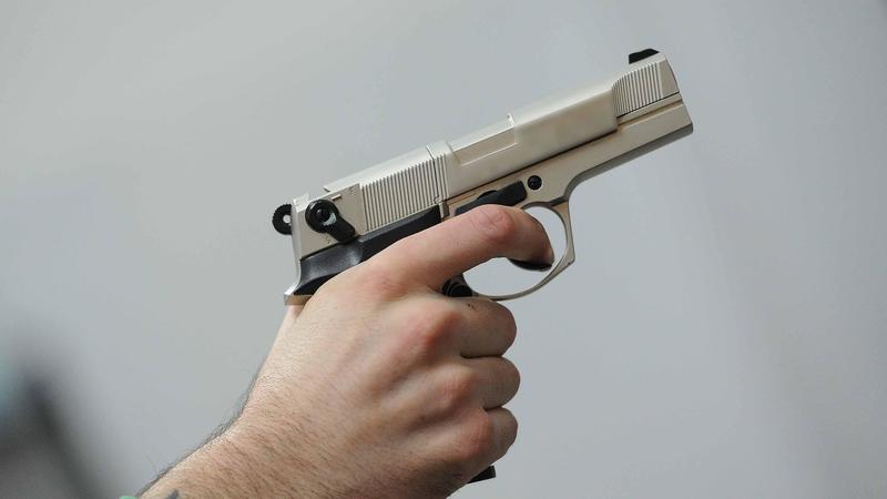 “C’è un uomo armato in strada”. Paura a Brescia, ma sono le riprese di un video pubblicitario: due denunciati