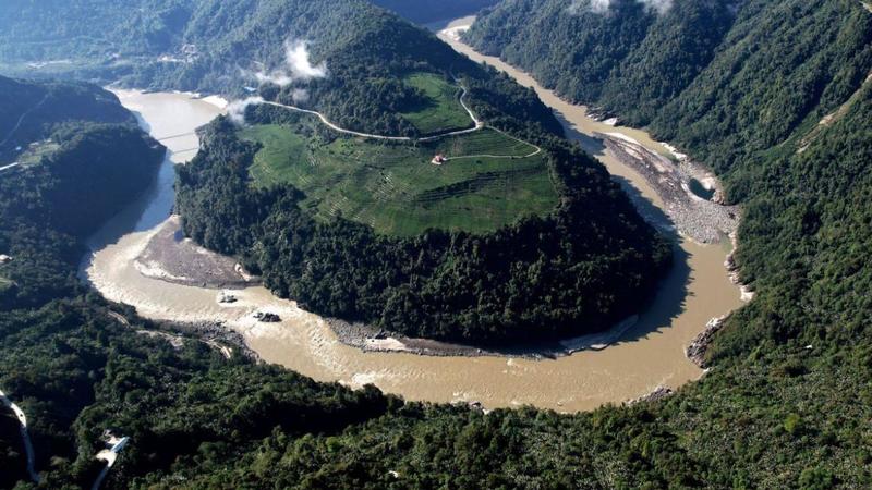 La Cina costruisce una super diga in Tibet. La più grande centrale idroelettrica al mondo minaccia l’Himalaya (e fa infuriare l’India)