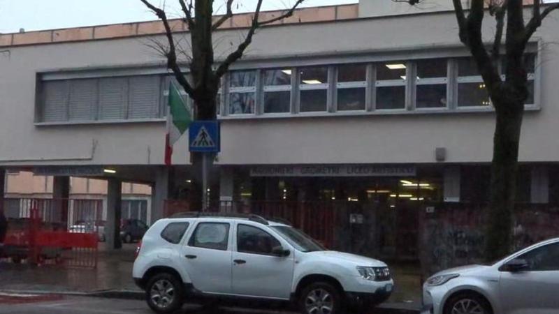Studente di 18 anni accoltellato davanti a scuola: è gravissimo. “Resa dei conti”, aggressori in fuga