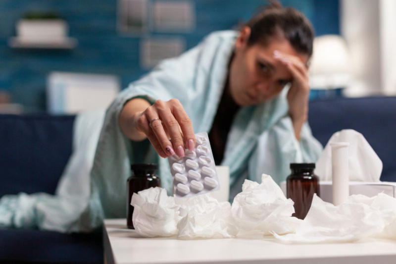 Их убивают: Агата Кристи написала в своем детективе, что бывает с теми, кто ходит больной по вечеринкам со звездами