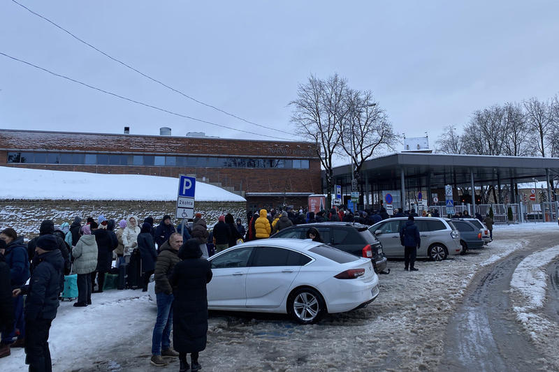 «Виновата матрешка»: на российско-эстонской границе люди дерутся за место в очереди