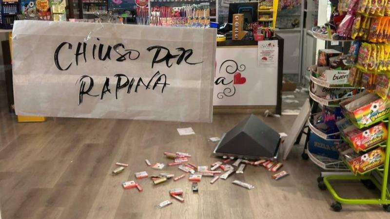 Ragazza incappucciata crea il caos in tabaccheria: aggredisce la titolare e la rapina