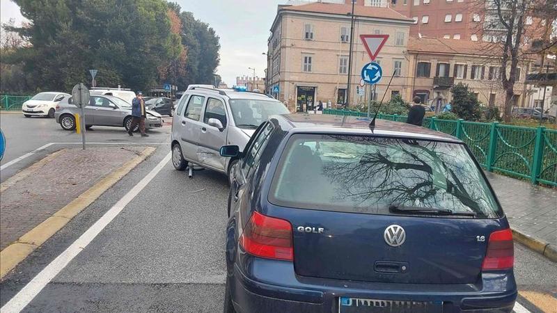 Schianto in rotatoria tra via Roma e via Giustizia: tre auto coinvolte, traffico in tilt