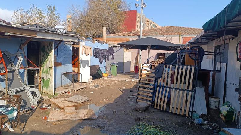 Vecinos del gran asentamiento desocupado en Badalona: 