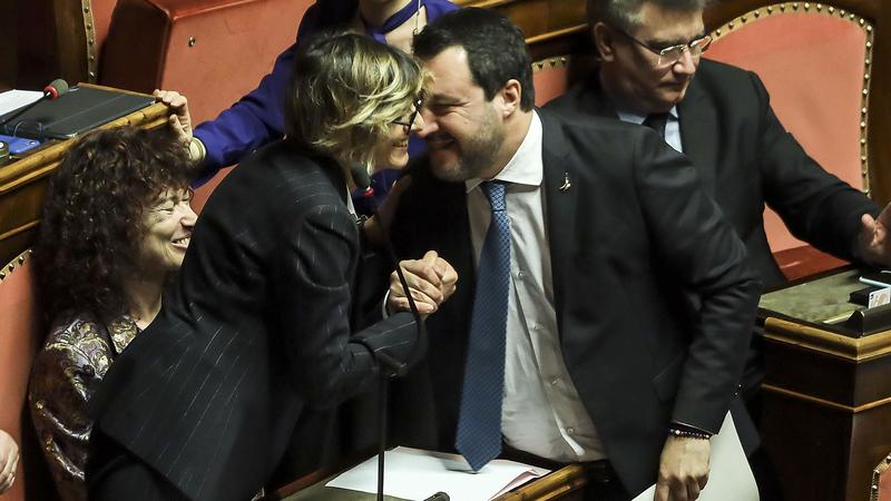 Open Arms, Salvini assolto in via definitiva: “Difendere i confini non è reato”. E Meloni chiama l'applauso in Aula: “Solidarietà e gioia” /