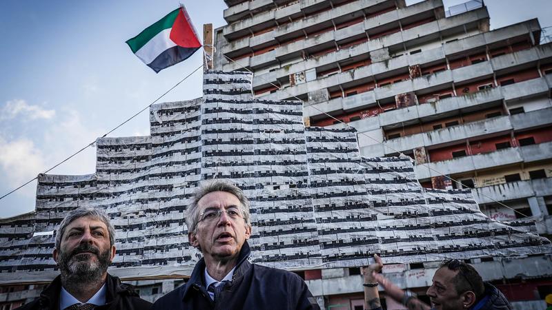 Scampia, giù anche la Vela Rossa: “Da Gomorra a simbolo di riscatto”. Fico e Manfredi: “Giornata commovente”
