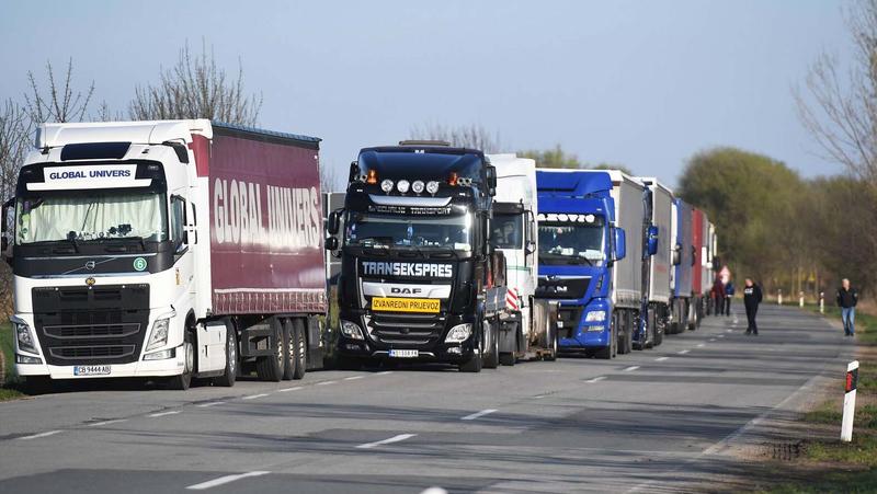 AMSS: Kamioni na prelazu Batrovci čekaju 15 sati, magla ujutro i uveče otežava vožnju