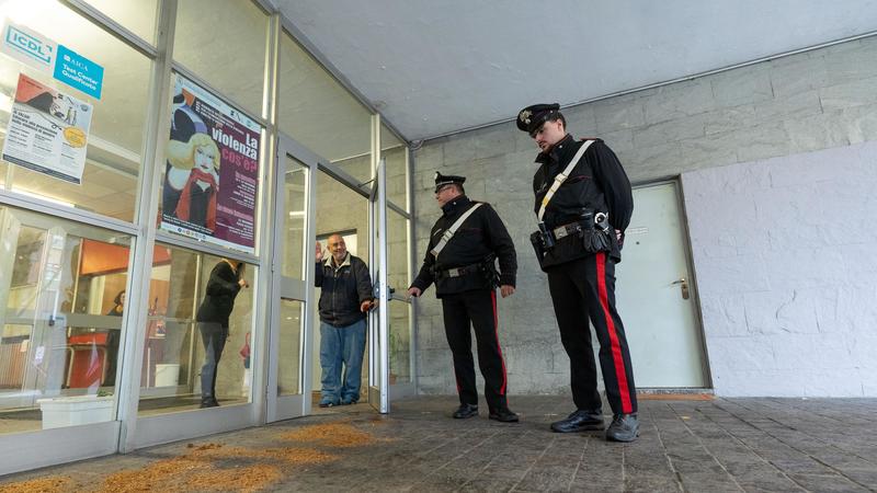 Coltellate fuori da scuola a Sesto, la pista della lite sul bus e le voci su uno scambio di persona. Grave il 18enne ferito