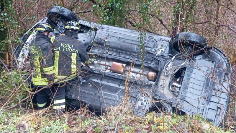 Finisce in una scarpata e resta incastrata sotto l’auto: Leone, cucciolo del Papa, le salva la vita