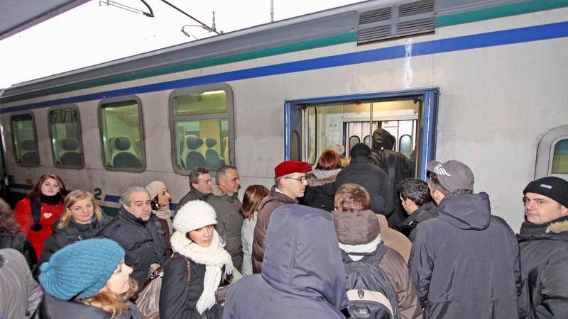 Treni in Lombardia, è saltata la coincidenza: 700mila passeggeri al giorno ma pochi fondi