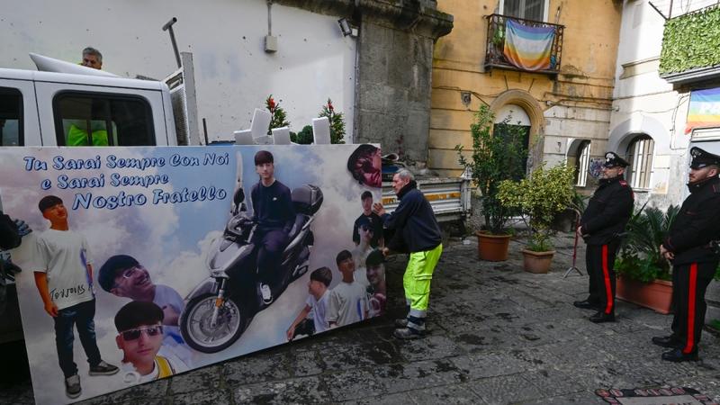 SanitÃ , smantellato lâaltarino per omaggiare Emanuele Tufano, ucciso a 15 anni in uno scontro a fuoco tra baby gangÂ Â 