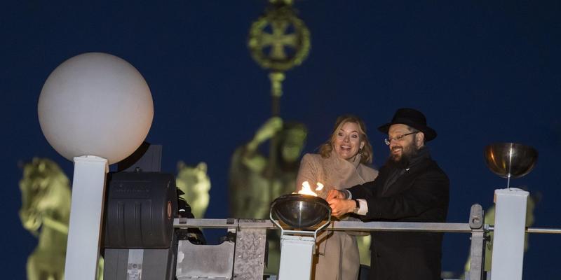Berliner Chanukka-Licht entzündet: Selbstkritik und ein Versprechen