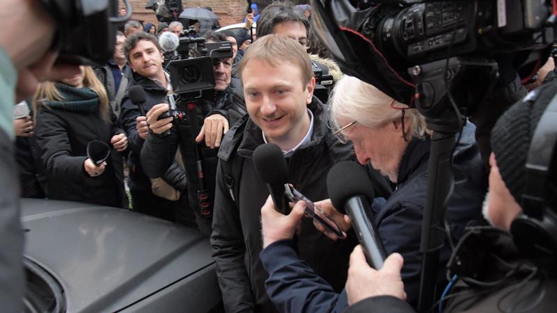 Garlasco, l'incidente probatorio in diretta: Alberto Stasi a sorpresa in aula. Legale di Sempio: “Quel Dna è inutilizzabile” /