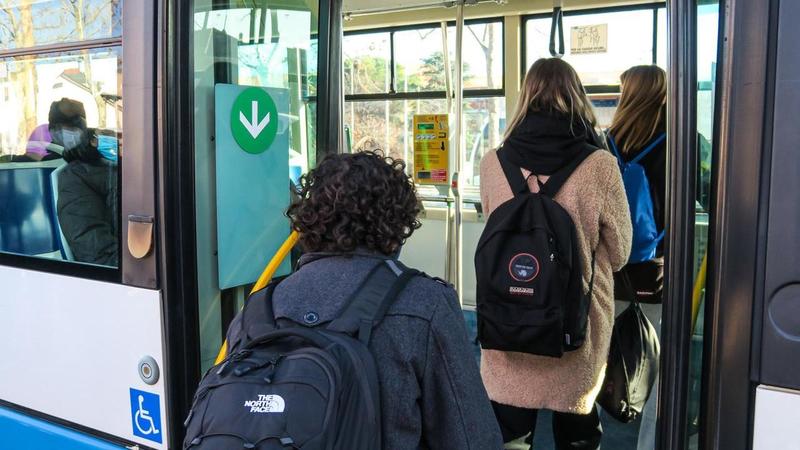 Tredicenne pestato sull’autobus: 