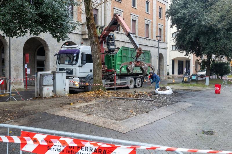 Ferrara, rimosso il chiosco bruciato davanti al Castello