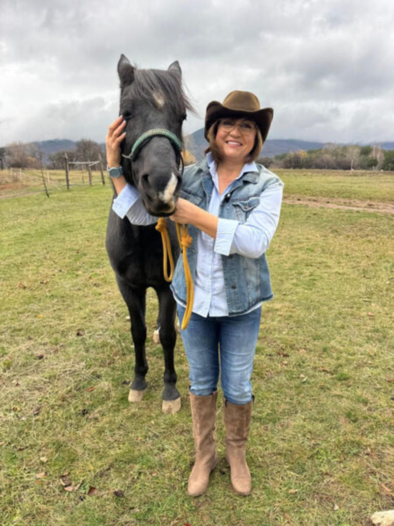 Корнелия Нинова с нова визия и каубойски стил – язди към политическо завръщане