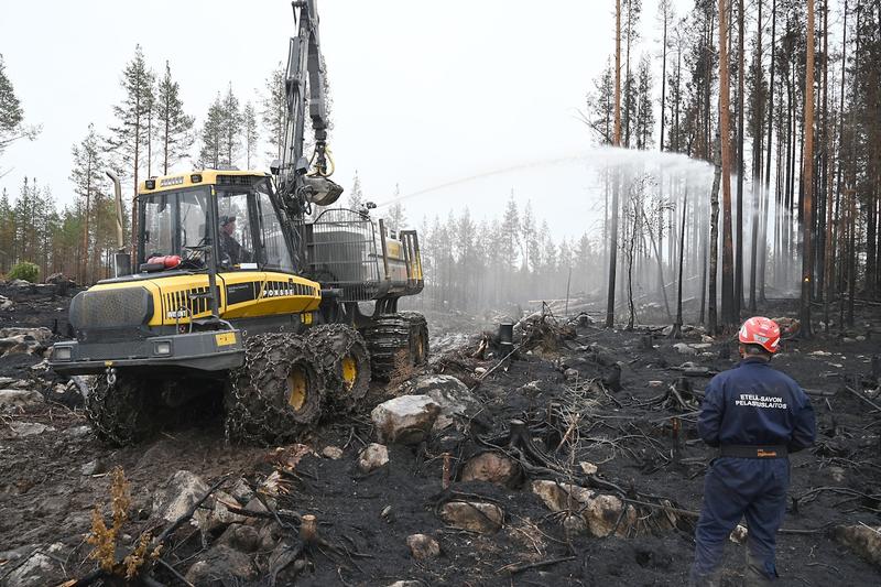 Politiikka | Lukijalta: Maastopalojen sammutus vaarassa – kiristyvät vaatimukset uhkaavat VPK-toimintaa