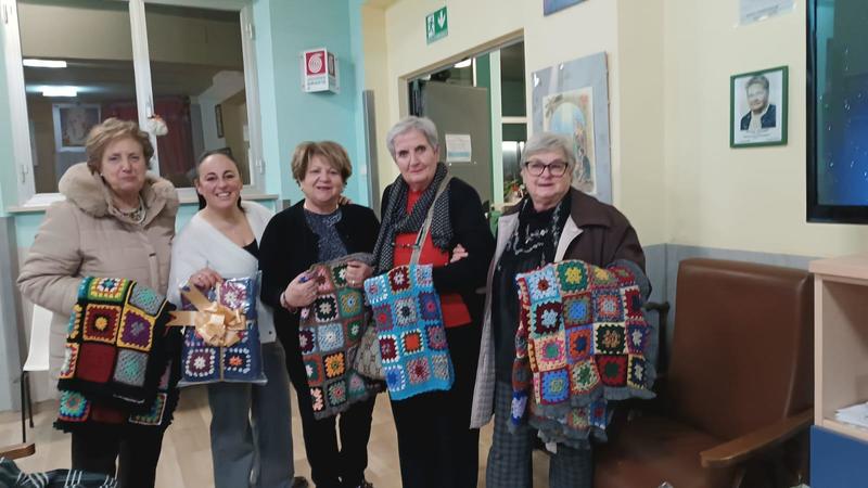 Sarnano, coperte all'uncinetto donate alla casa di riposo