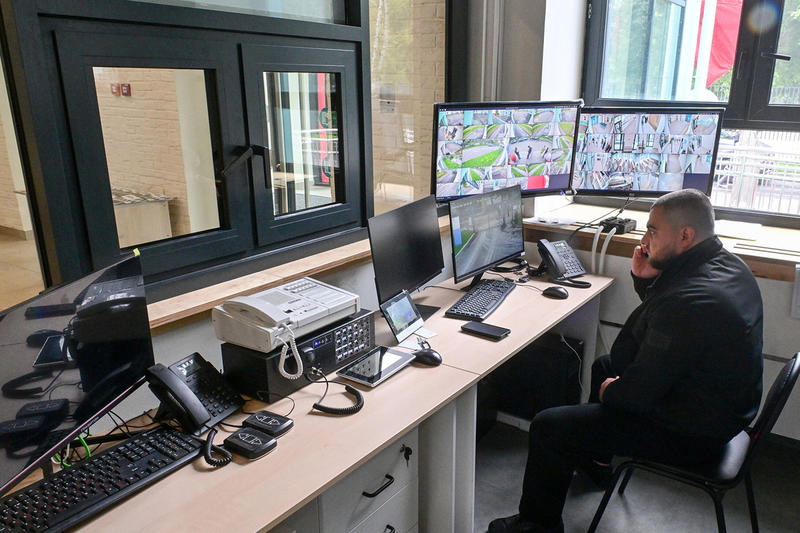 «Досматривать нельзя»: выяснилось, почему школьная охрана бессильна при нападениях