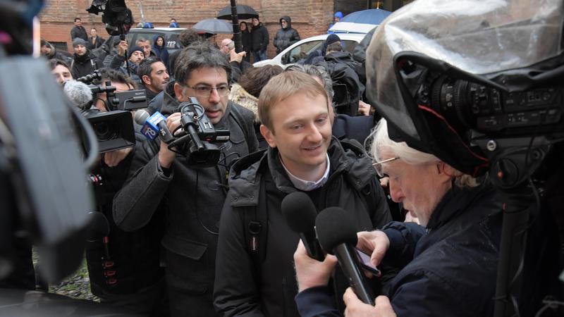 Alberto Stasi, il sorriso nell’assedio delle telecamere: “Non posso parlare”. C’è un patto con il giudice /