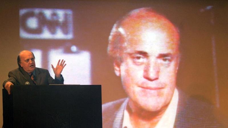 Peter Arnett, il nemico del potere che cercava la verità fra le vittime di guerra: “Ho solo raccontato quello che vedevo”