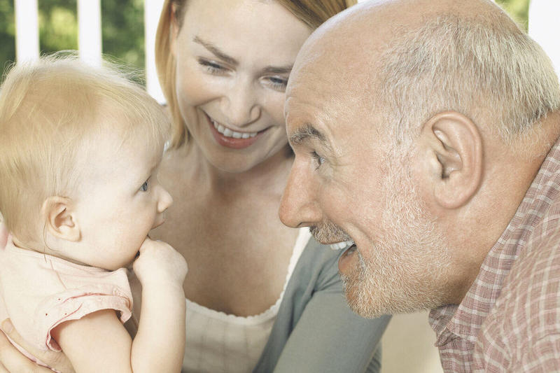 «У меня дедапапа, так даже лучше»: россиянки доверяют воспитание детей собственным отцам