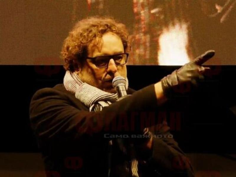 Теодор Ушев на площада: Мислех, че ни управляват идиоти, оказаха се кръгли...