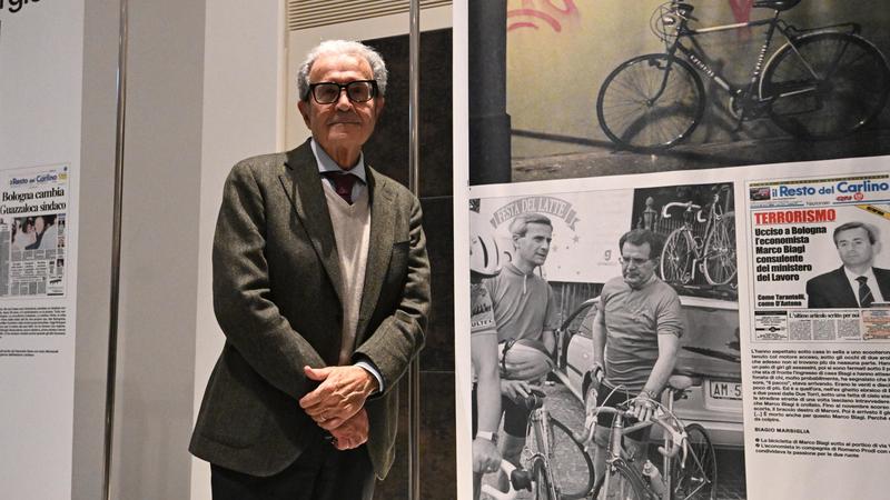 I ricordi di Romano Prodi alla mostra del Carlino: “Io, Marco Biagi, le bici. Questa foto mi commuove”