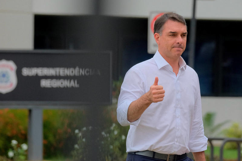 Com ódio a Lula, mercado pode acabar indo de Flávio Bolsonaro