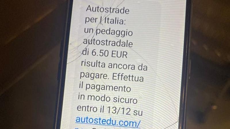 L’avviso via sms: «C’è da pagare il pedaggio autostradale». Ma è una truffa
