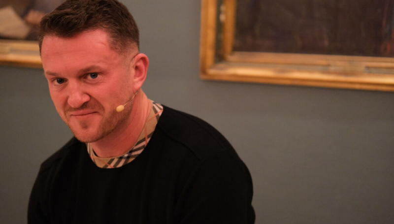 Han oppfordrer ikke til vold i ny bok. Men gir en skummel begrunnelse