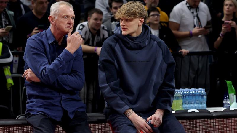 (VIDEO) Navijači Partizana skandirali: „Sad si uz’o sendvič, Paspalje“