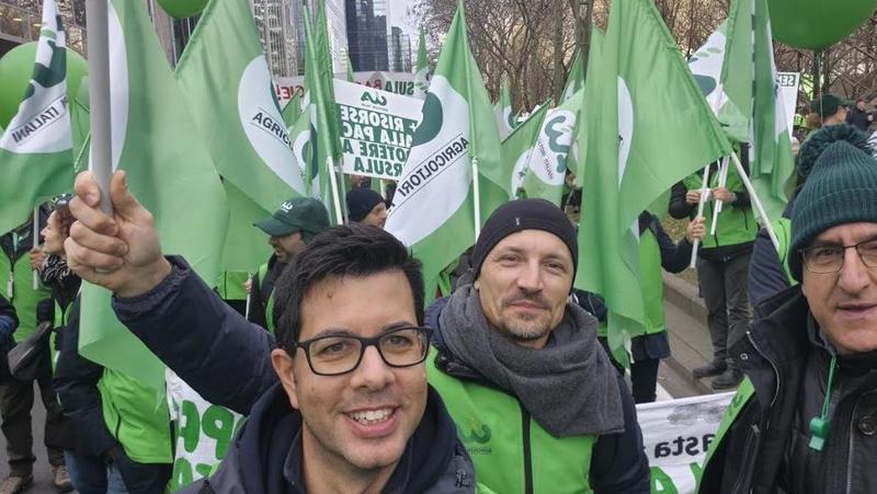 Trattori di rabbia per 10mila. Addio ai campi, si va a Bruxelles: “Ursula, nemica dell’agricoltura”