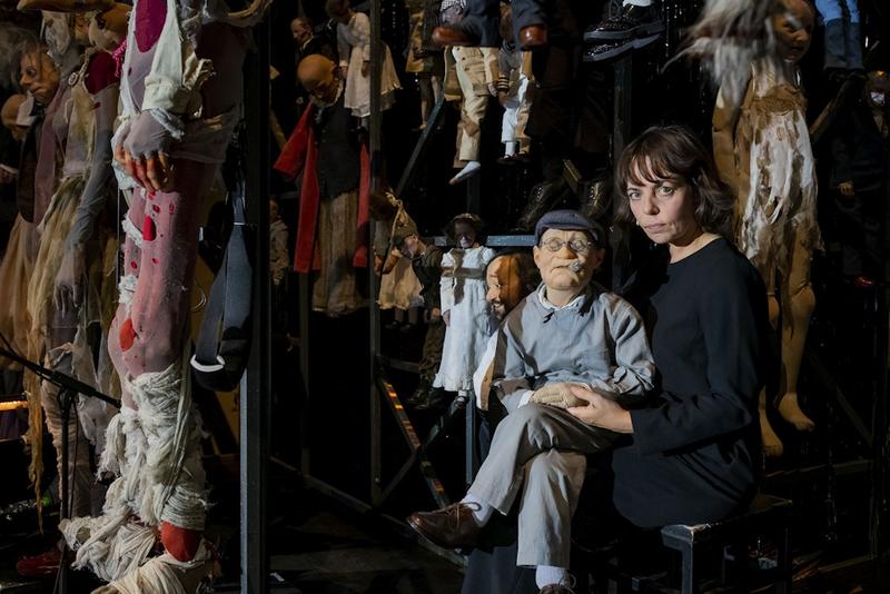 Weihnachtssingen statt Krippenspiel: Unverhoffte Meldungen aus der Volksbühne