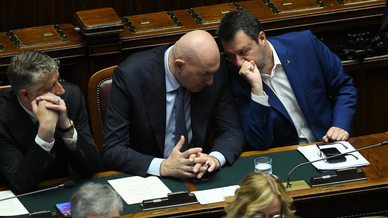 Pensioni, si cambia ancora. Salta la stretta sul riscatto. E in manovra c’è un caso armi