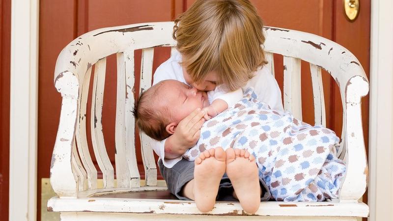 Quest’Italia non è un Paese per madri. I numeri dell’inverno demografico: senza figli il 45,4% delle donne tra i 18 e 49 anni / Generazioni a confronto: