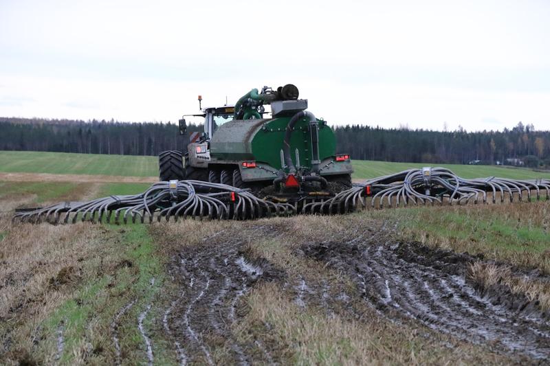 Ympäristö | Yliö: Lannan syyslevitys on ympäristöriski – silti arvokkaat ravinteet levitetään väärään aikaan