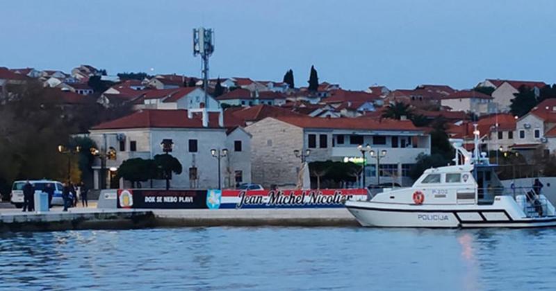 FOTO Policajci čuvali uklanjanje grafita s HOS-ovim grbom, uplovila i topovnjača: 'Neće nam ljudi u crnom voditi grad'