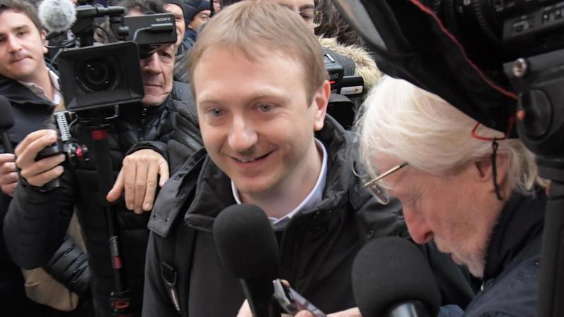 Alberto Stasi divide ancora, 18 anni dopo. “Un enorme spettacolo mediatico, non c’è nulla di processuale qui”