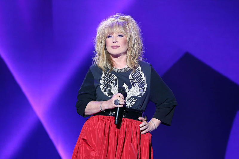 ИИ отправил Пугачеву в степь, пока Примадонна призывает «просто жить»