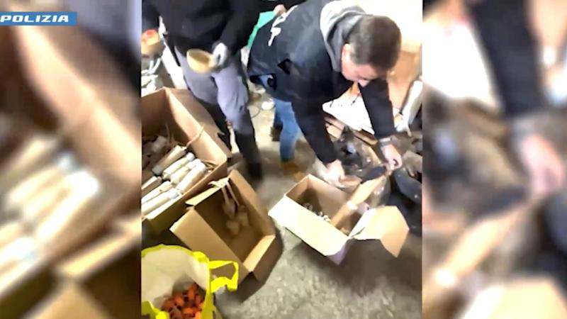 La polizia sequestra una fabbrica abusiva di fuochi d'artificio a Sant'Antimo