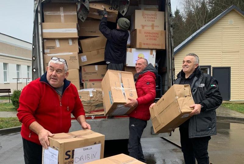 “Aiutiamoli a vivere” di Argenta torna in Bielorussia: fermo in aeroporto poi la missione umanitaria